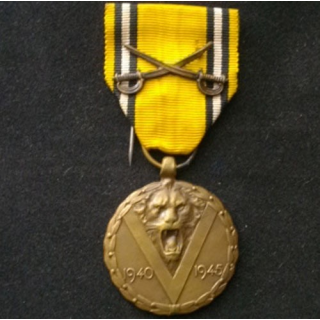 BELGIQUE : médaille commémorative 1940-1945 avec les sabres