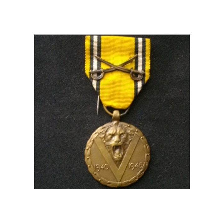 BELGIQUE : médaille commémorative 1940-1945 avec les sabres