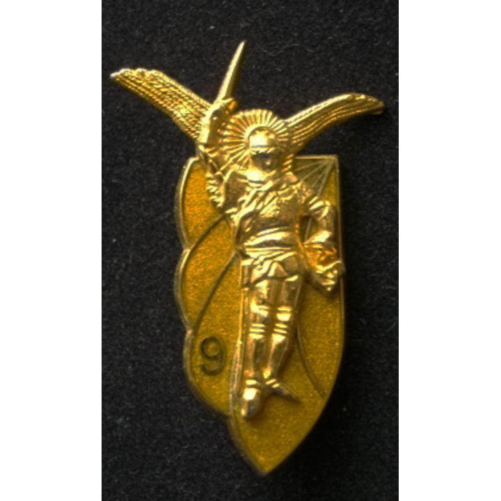 9° RCP : insigne du 9° régiment de chasseurs parachutistes couleur miel translucide fabrication Boussemart G.1366