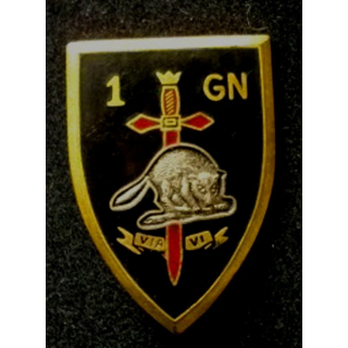BELGIQUE : insigne du 1° régiment du Génie Belge avec comme devise "via VI" de fabrication Drago
