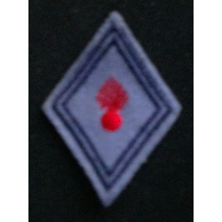 losange de bras modèle 45 ECOLE TRANS ? TROUPE : fond bleu clair avec liserés bleus foncés et grenade rouge