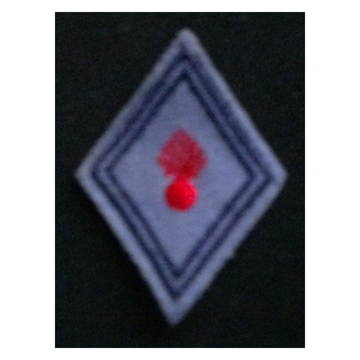 losange de bras modèle 45 ECOLE TRANS ? TROUPE : fond bleu clair avec liserés bleus foncés et grenade rouge
