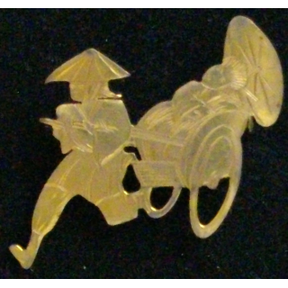 Broche en laiton des pousse pousse indochinois période 1953