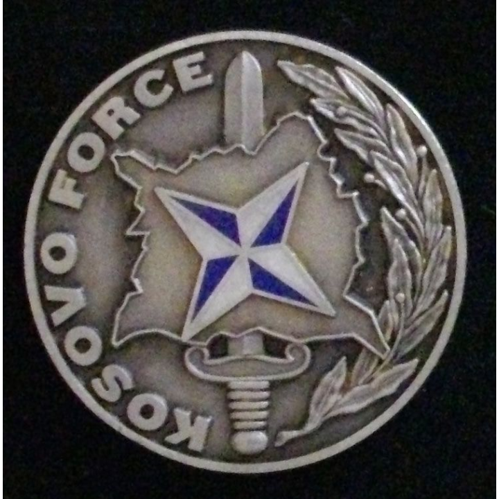 Médaille de la Kosovo Force offerte par LTG Yves de Kermabon