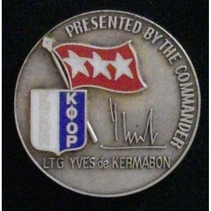 Médaille de la Kosovo Force offerte par LTG Yves de Kermabon