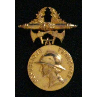 Médaille des pompiers avec une bélière à deux haches