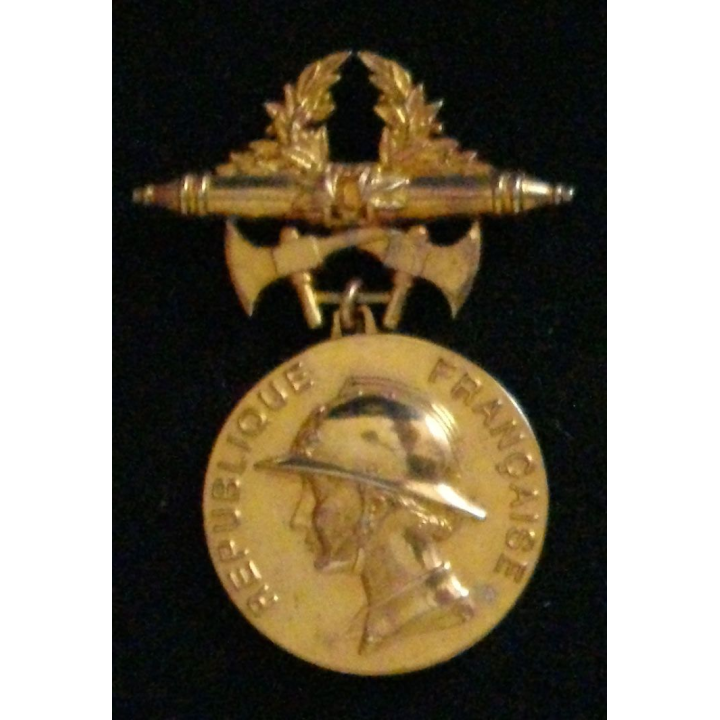 Médaille des pompiers avec une bélière à deux haches