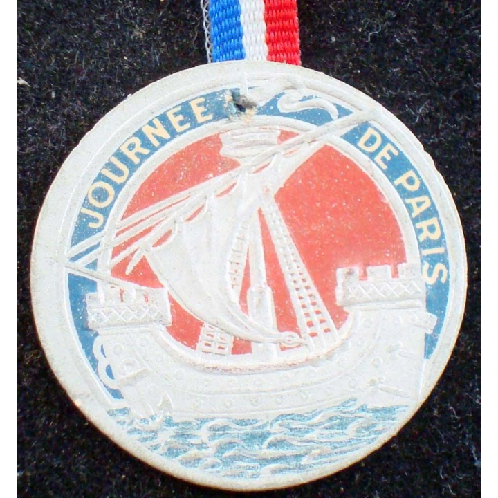 Insigne cartonné de la journée de Paris 14 juillet 1917
