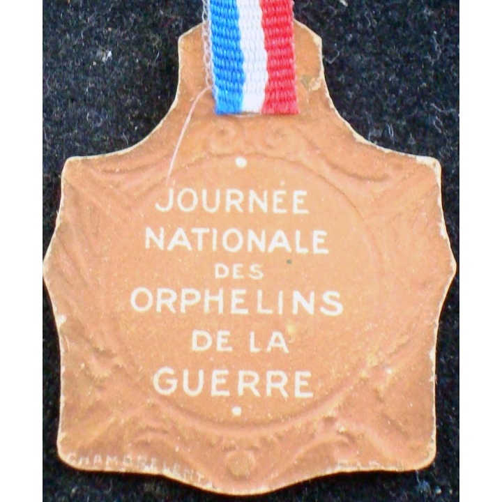 Insigne cartonné de la journée nationale des orphelins de la guerre