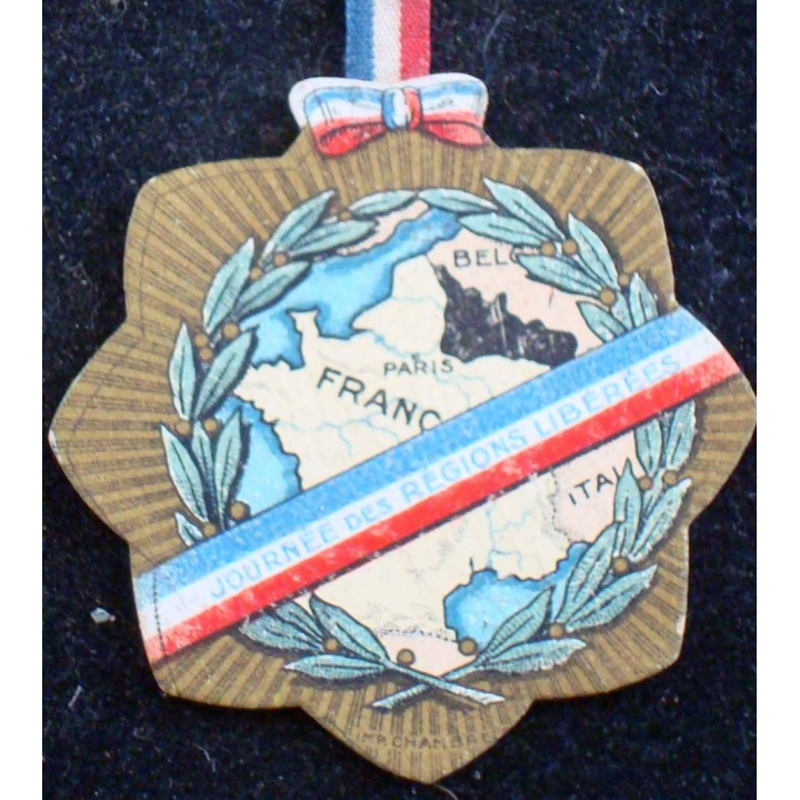 Insigne cartonné de la journée nationale des régions libérées