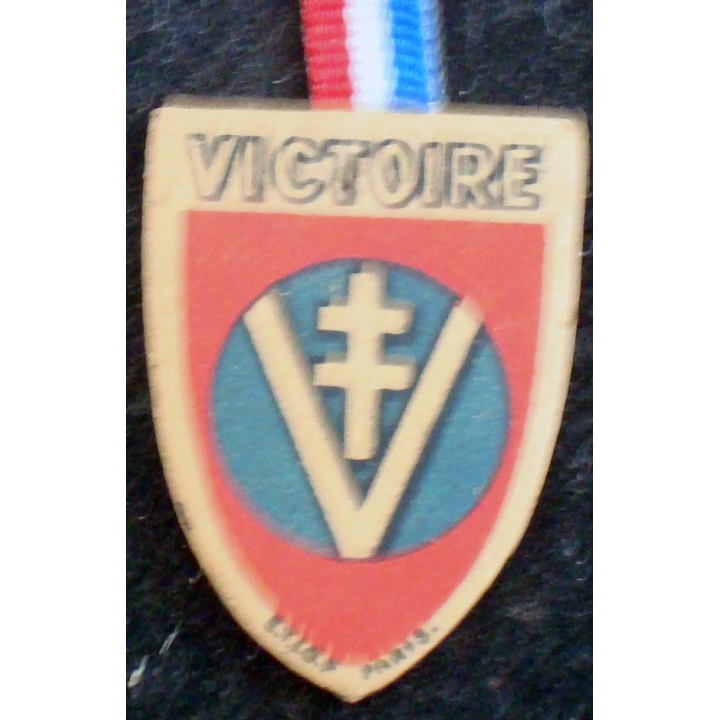 JOURNEE 1914 - 1918  :  insigne cartonné "Victoire "