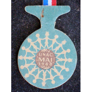 JOURNEE 1914 - 1918  :  insigne cartonné de Jeanne d'Arc au dos mentionné "Noisy le Sec  12 mai 1929"