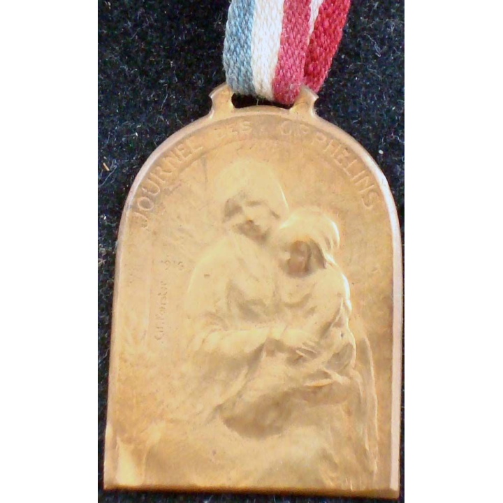 JOURNEE 1914 - 1918  :  médaille en métal embouti de la journée des orphelins