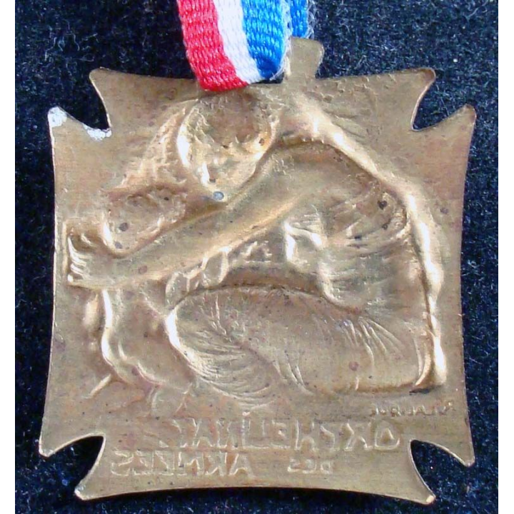 JOURNEE 1914 - 1918  :  médaille en métal embouti de l'orphelinat des Armées