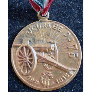 Médaille en métal embouti de la journée du 75 1914 - 1915 en métal doré clair