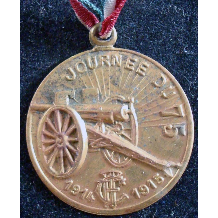 Médaille en métal embouti de la journée du 75 1914 - 1915 en métal doré clair