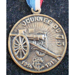 JOURNEE 1914 - 1918  :  médaille en métal embouti de la journée du 75 1914 - 1915 en métal doré foncé