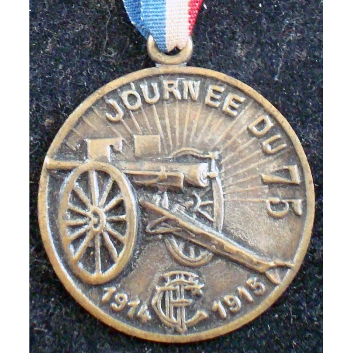 JOURNEE 1914 - 1918  :  médaille en métal embouti de la journée du 75 1914 - 1915 en métal doré foncé