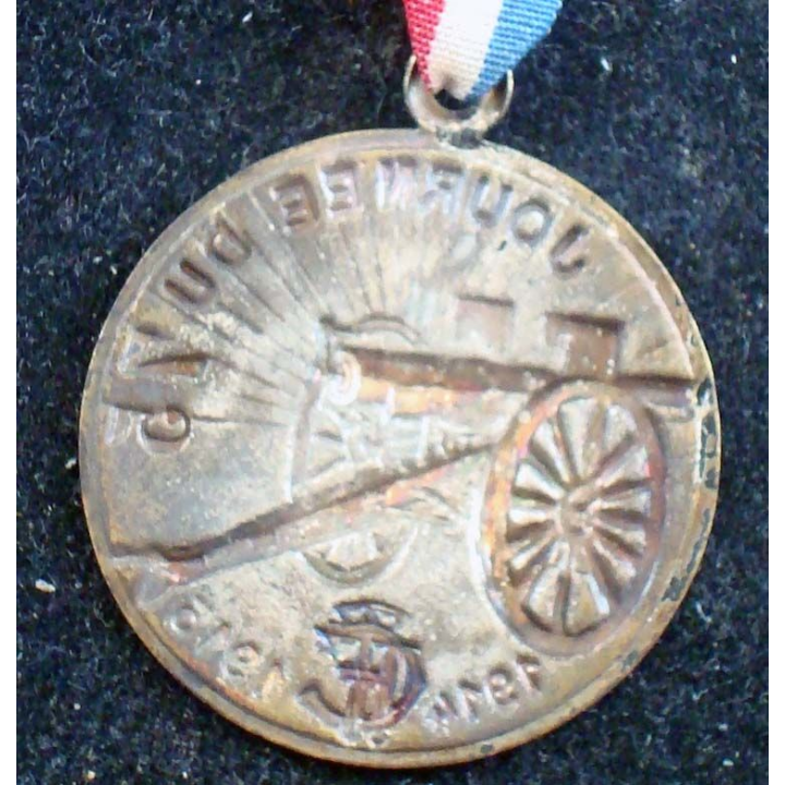 JOURNEE 1914 - 1918  :  médaille en métal embouti de la journée du 75 1914 - 1915 en métal doré foncé