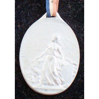 JOURNEE 1914 - 1918  :  médaille en métal embouti argenté de la journée serbe