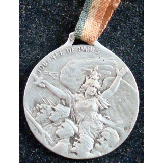 JOURNEE 1914 - 1918  :  médaille en métal embouti argenté de la journée de Paris