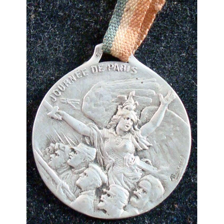 JOURNEE 1914 - 1918  :  médaille en métal embouti argenté de la journée de Paris