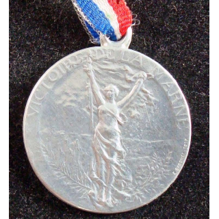 JOURNEE 1914 - 1918  :  médaille en métal embouti argenté de la victoire de la Marne