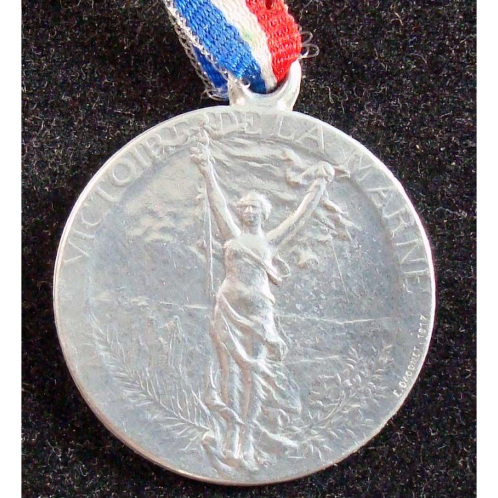 JOURNEE 1914 - 1918  :  médaille en métal embouti argenté de la victoire de la Marne