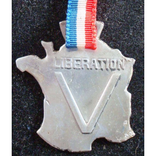 JOURNEE 1939 - 1945  :  médaille en métal embouti de la victoire de la libération