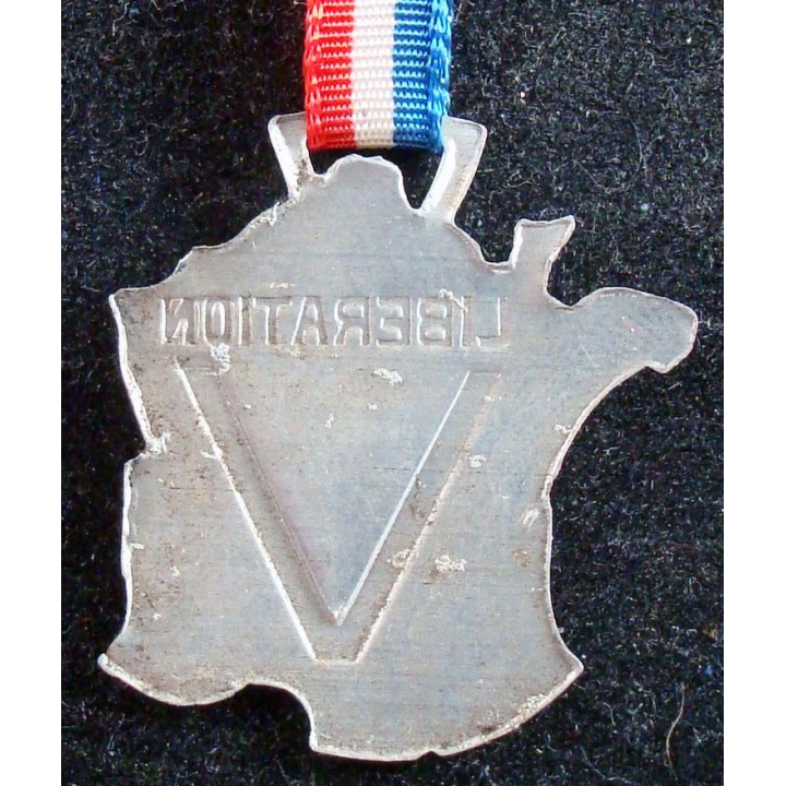 JOURNEE 1939 - 1945  :  médaille en métal embouti de la victoire de la libération