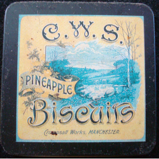 MAGNET FRIGO boite de biscuits C.W.S pineapple Crumpsall works Manchester