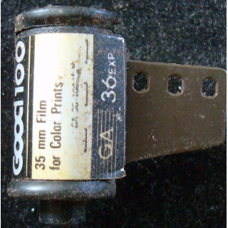 Magnet frigo représentant une bobine de film sunnycolor good 100
