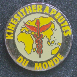 Pin's santé : pin's des kinésithérapeutes du monde de diamètre 2 cm