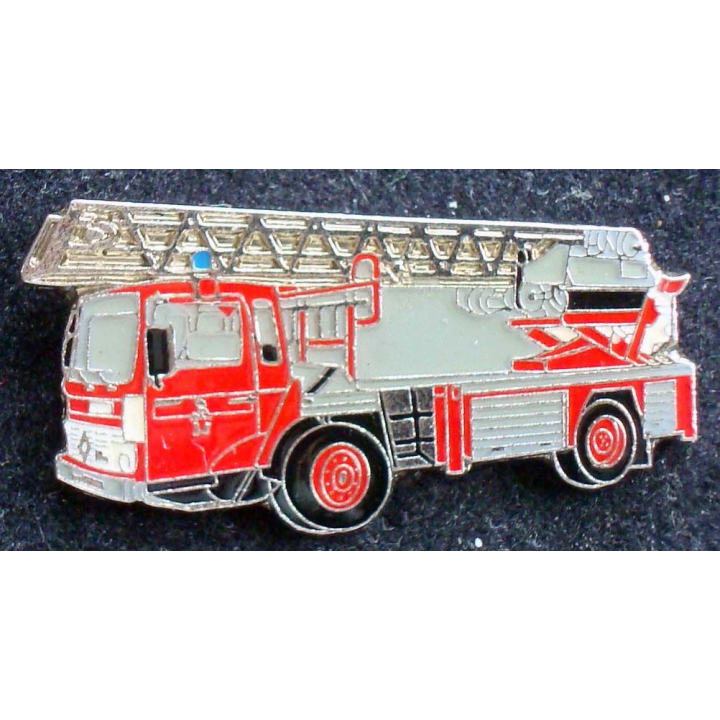 Pin's pompier : pin's représentant un camion de pompier grande échelle