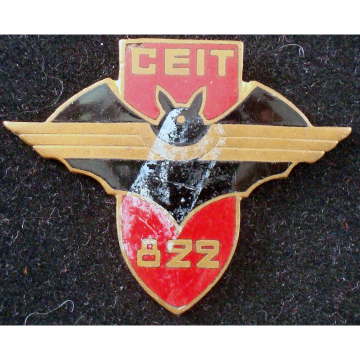 CEIT 822  de fabrication Drago Paris en émail (avec petit faut) et épingle coupée aux extrêmités