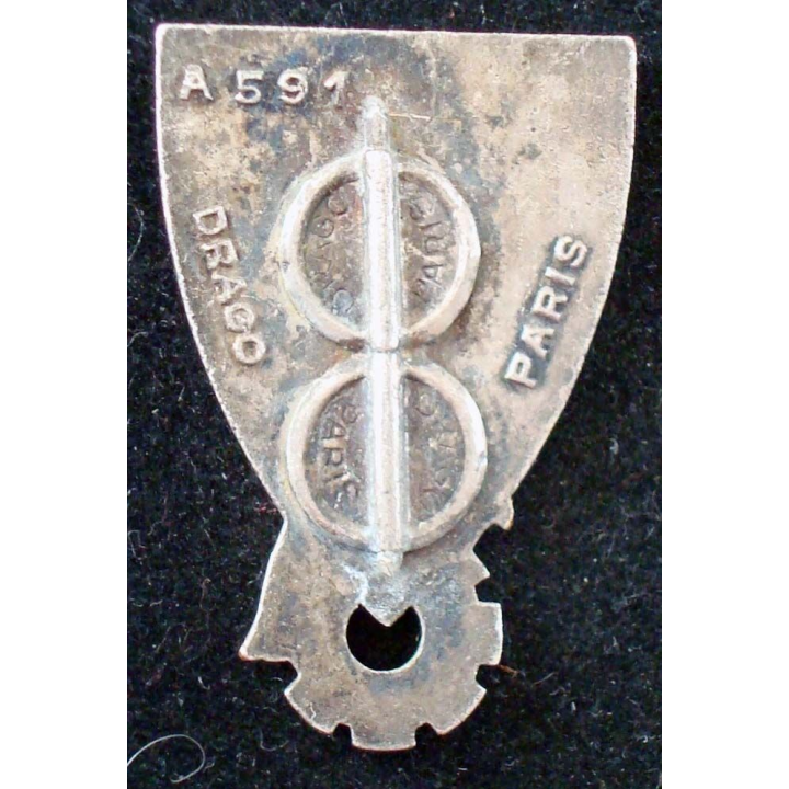 BE 726 de fabrication Drago A. 591 en émail avec infime éclat et épingle coupée