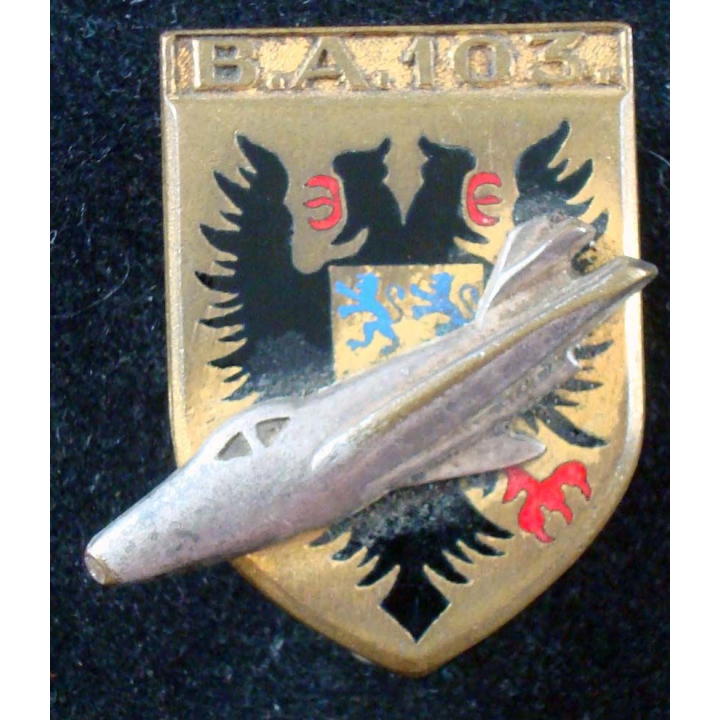 BA 103 de fabrication Drago A. 629 en émail et avion en relief