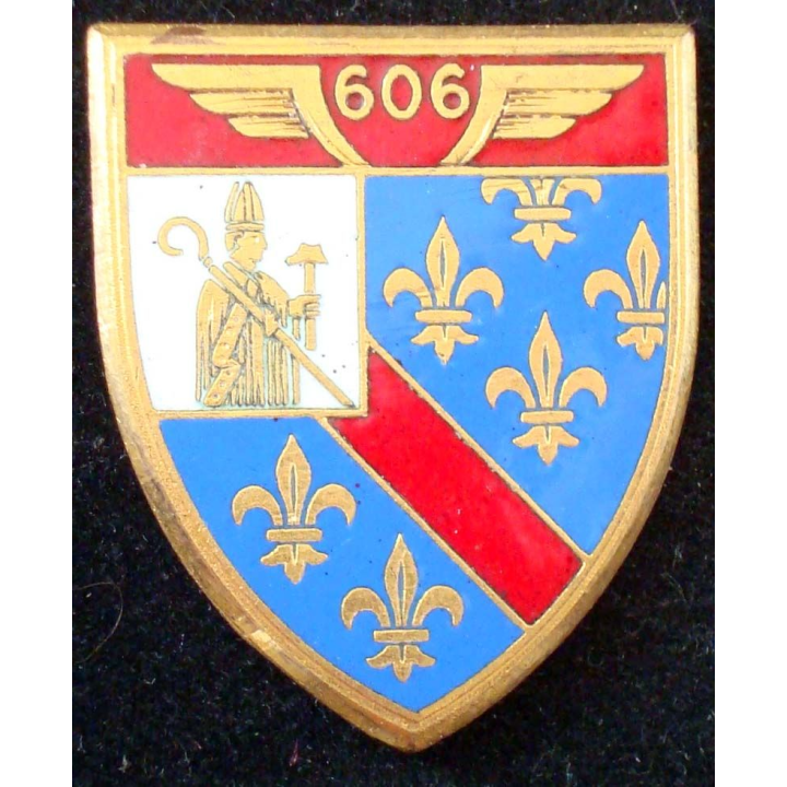 EAA 606 de fabrication Drago A. 648 en émail épingle coupée de part et d'autre des boléros