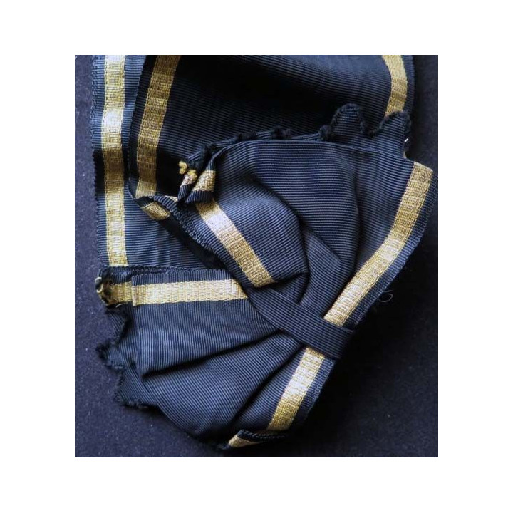 INCONNU : Cette écharpe de Grand Officier est de couleur noire à liserets or