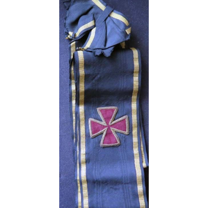 INCONNU : Cette écharpe de Grand Officier est de couleur noire à liserets or