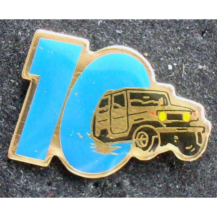 Pin's automobile : pin's représentant un 4x4 avec le chiffre 10