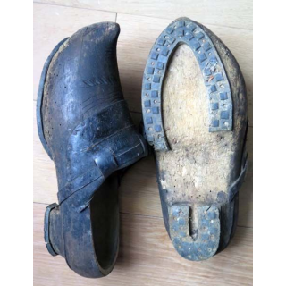 vieille paire de sabots bretons en bois et cuir dans l'état