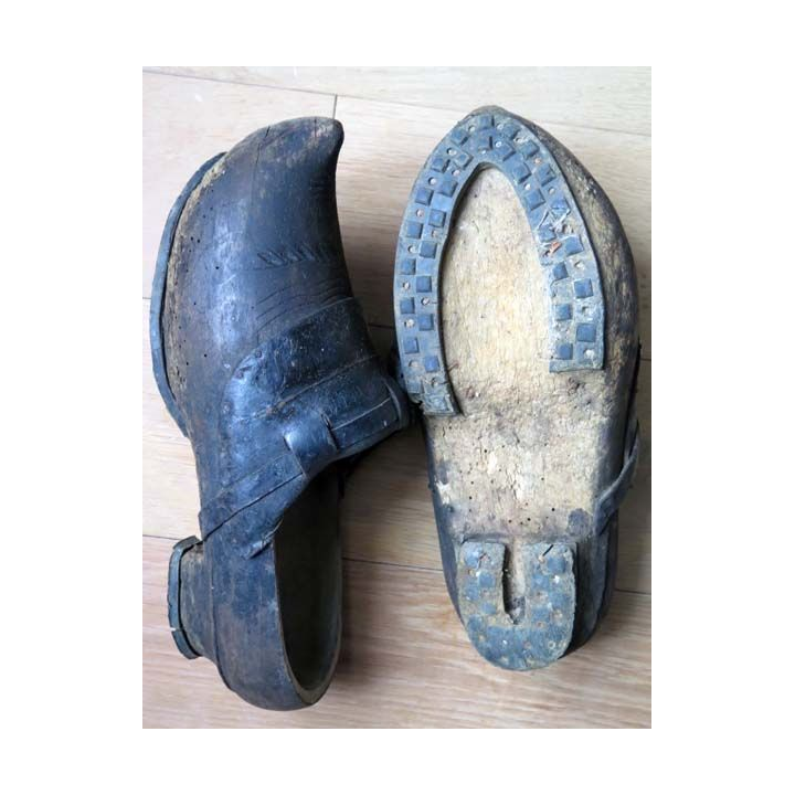 vieille paire de sabots bretons en bois et cuir dans l'état