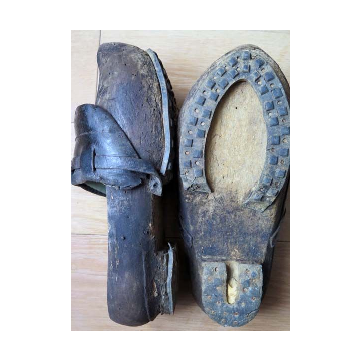vieille paire de sabots bretons en bois et cuir dans l'état