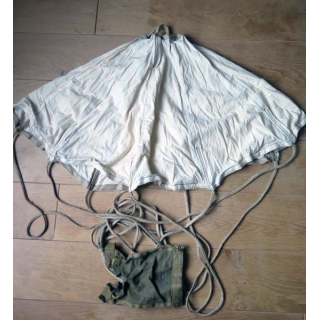 MILITARIA : Parachute de diamètre 1 mètre pour largage de petit armement ?