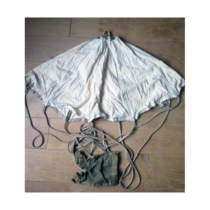 MILITARIA : Parachute de diamètre 1 mètre pour largage de petit armement ?