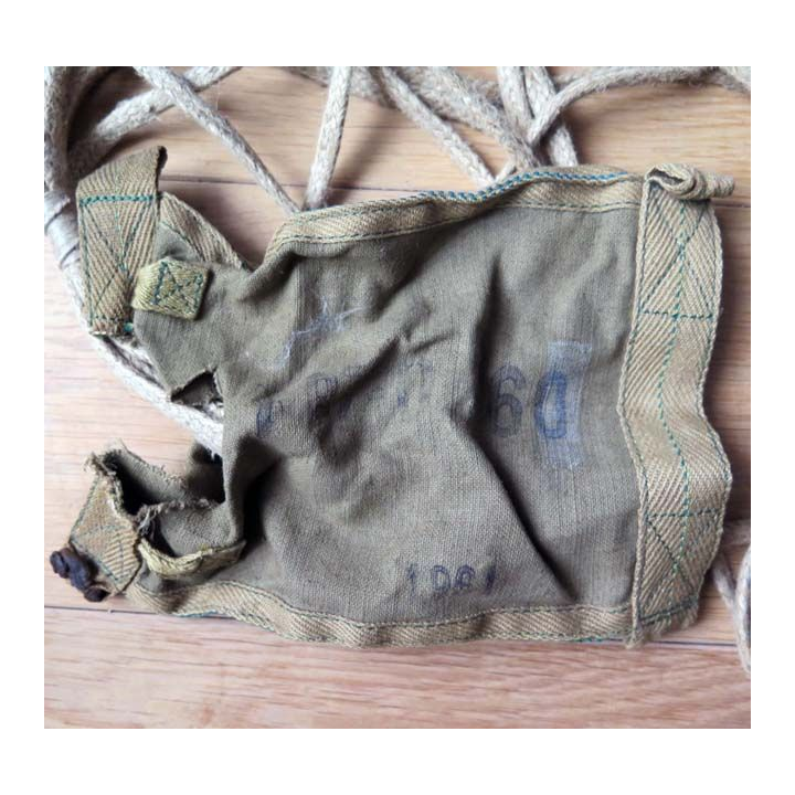 MILITARIA : Parachute de diamètre 1 mètre pour largage de petit armement ?