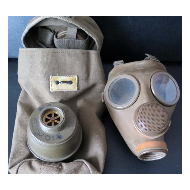 MILITARIA : Masque à gaz des années 1930 complet avec cartouche et boitiers verres