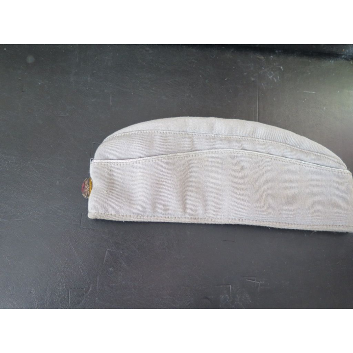 MILITARIA : calot allemand en toile épaisse et insigne métallique taille 57
