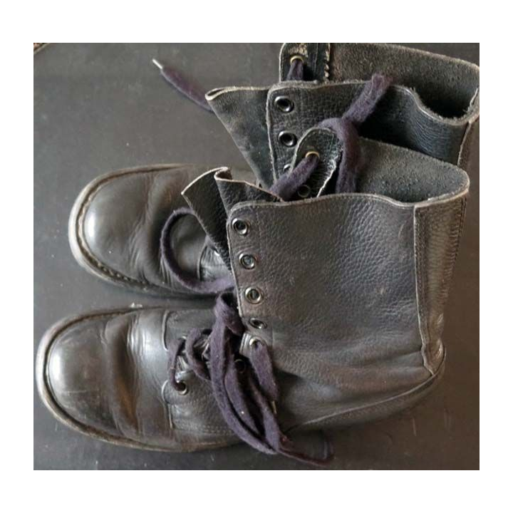 MILITARIA : paire de rangers en cuir de taille 43 de fabrication RUGAK  ABL semelles un peu usées